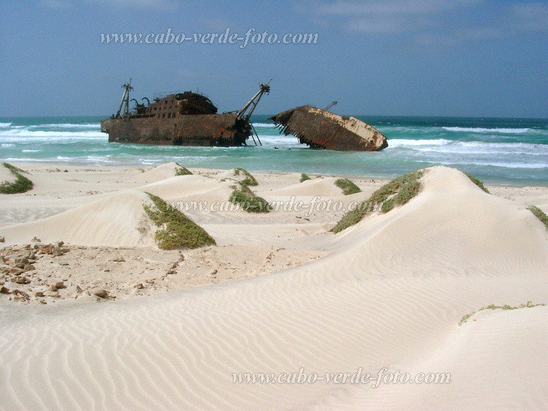 Boa Vista : Praia Cabo Santa Maria : barco encalhado : Landscape SeaCabo Verde Foto Gallery