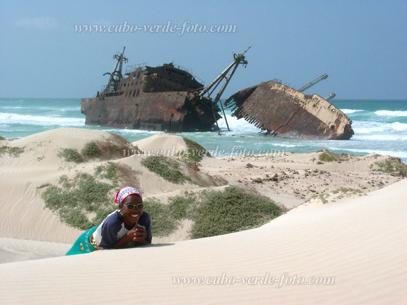 Boa Vista : Praia Cabo Santa Maria : barco encalhado : Landscape SeaCabo Verde Foto Gallery