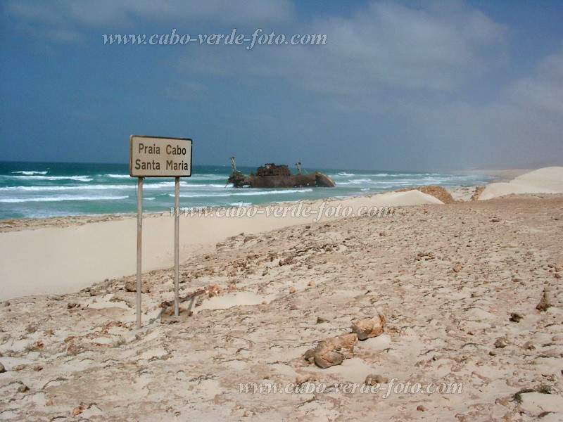 Boa Vista : Praia Cabo Santa Maria : barco encalhado : Landscape SeaCabo Verde Foto Gallery