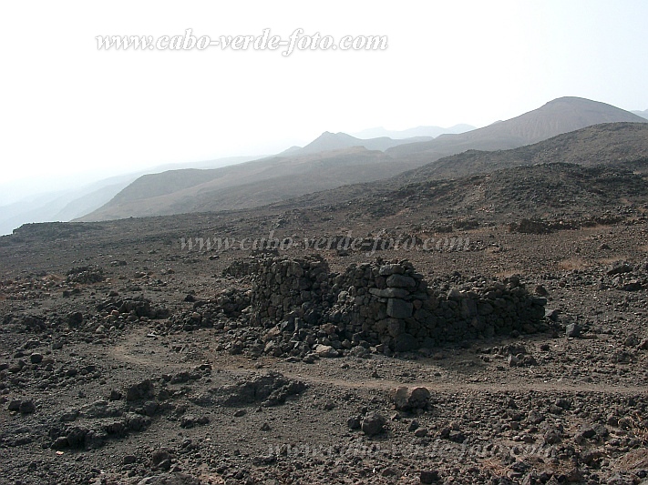 Santo Anto : Canjana Praia Formosa : ruins of the village at shipwreck SS John E. Schmeltzer : History siteCabo Verde Foto Gallery