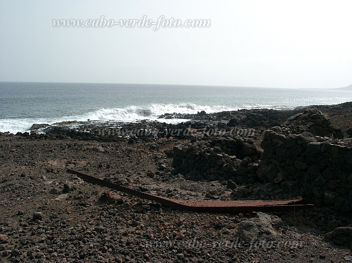 Santo Anto : Canjana Praia Formosa : remainders of shipwreck SS John E. Schmeltzer 25.11.1947 : History siteCabo Verde Foto Gallery