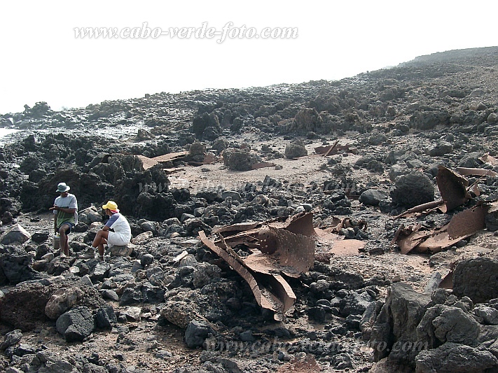 Santo Anto : Canjana Praia Formosa : remainders of shipwreck SS John E. Schmeltzer 25.11.1947 : History siteCabo Verde Foto Gallery