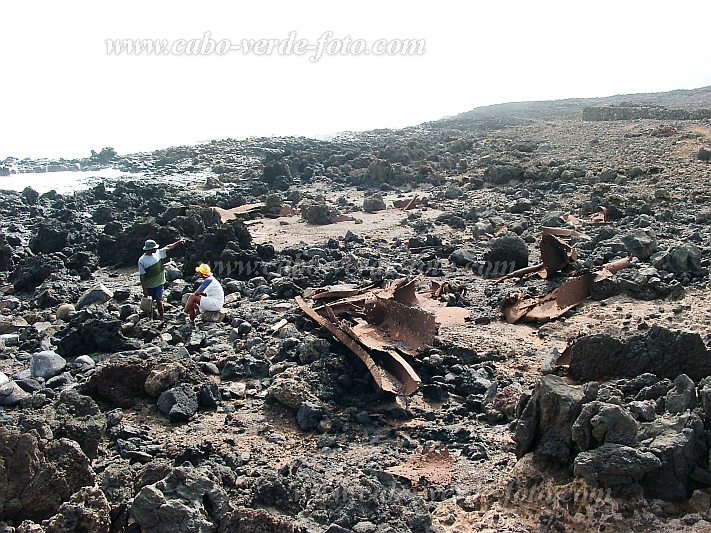 Santo Anto : Canjana Praia Formosa : remainders of shipwreck SS John E. Schmeltzer 25.11.1947 : History siteCabo Verde Foto Gallery