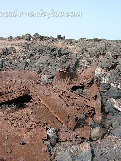 Santo Anto : Canjana Praia Formosa : remainders of shipwreck SS John E. Schmeltzer 25.11.1947 : History siteCabo Verde Foto Gallery