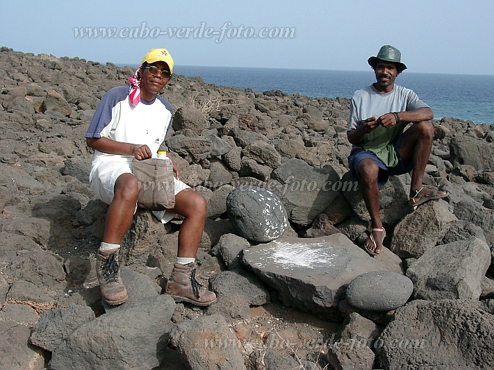 Insel: Santo Anto  Wanderweg: 318 Ort: Canjana Praia Formosa Motiv: Reibestein zum Mahlen von Mais Motivgruppe: History site © Pitt Reitmaier www.Cabo-Verde-Foto.com