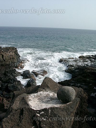 Insel: Santo Anto  Wanderweg: 318 Ort: Canjana Praia Formosa Motiv: Reibestein zum Mahlen von Mais Motivgruppe: History site © Pitt Reitmaier www.Cabo-Verde-Foto.com