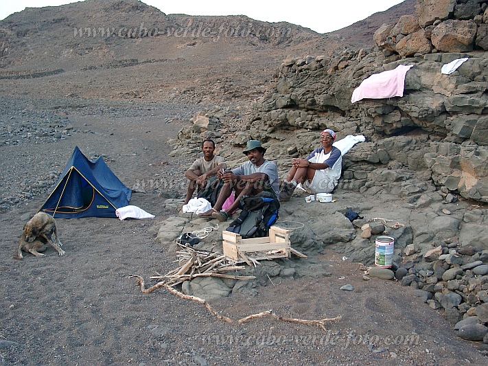 Insel: Santo Anto  Wanderweg: 318 Ort: Canjana Praia Formosa Motiv: am Zelt mit Tee auf dem Feuer Motivgruppe: History site © Pitt Reitmaier www.Cabo-Verde-Foto.com