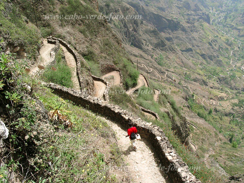 Santo Anto : Cova de Pal : hiking trail serpentines : Landscape MountainCabo Verde Foto Gallery