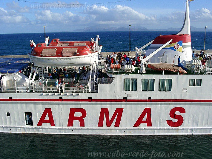 Santo Anto : Porto Novo : ferry Mar de Canal : Technology TransportCabo Verde Foto Gallery