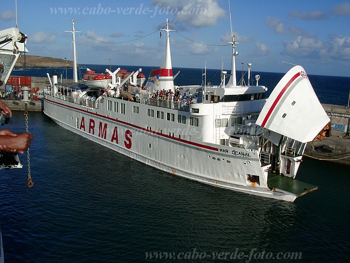 Santo Anto : Porto Novo : ferry Mar de Canal : Technology TransportCabo Verde Foto Gallery