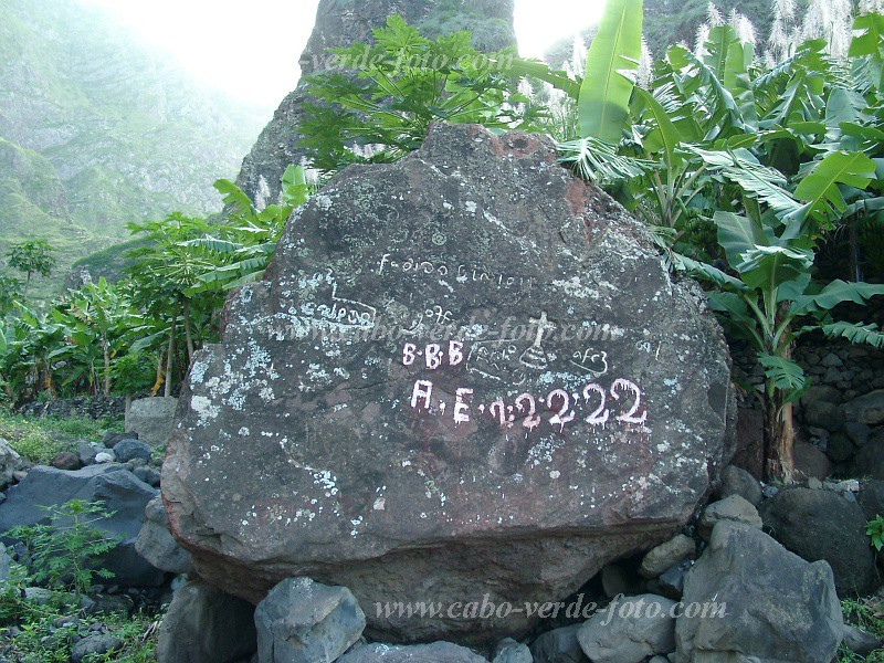 Insel: Santo Anto  Wanderweg: 106 Ort: Penede Motiv: Pedra da Nossa Senhora Motivgruppe: History artifact © Pitt Reitmaier www.Cabo-Verde-Foto.com