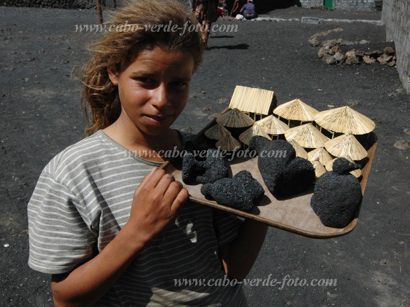Fogo : Ch� das Caldeiras : souvenirs : People WorkCabo Verde Foto Gallery