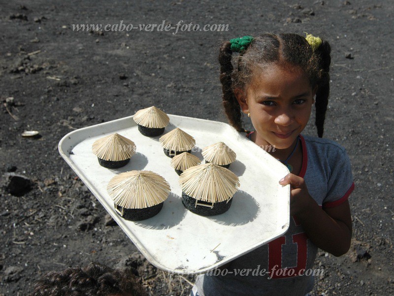 Fogo : Ch� das Caldeiras : souvenirs : People WorkCabo Verde Foto Gallery