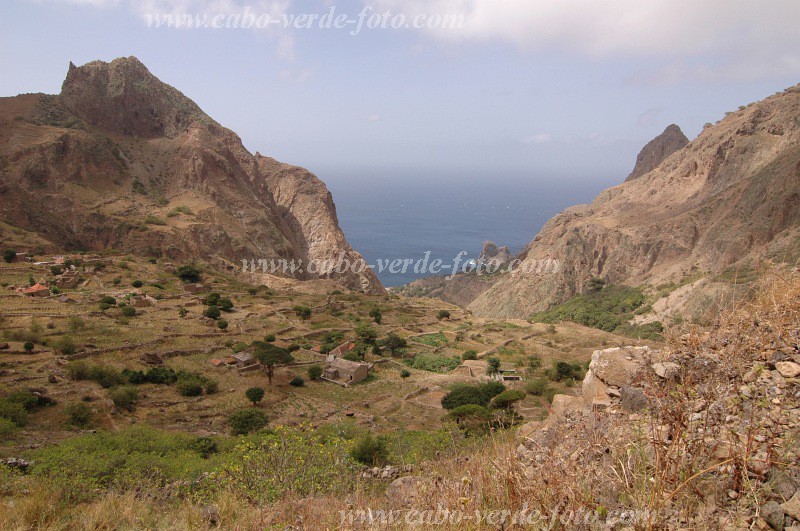 Brava : Lavadura : hiking trail : Landscape MountainCabo Verde Foto Gallery