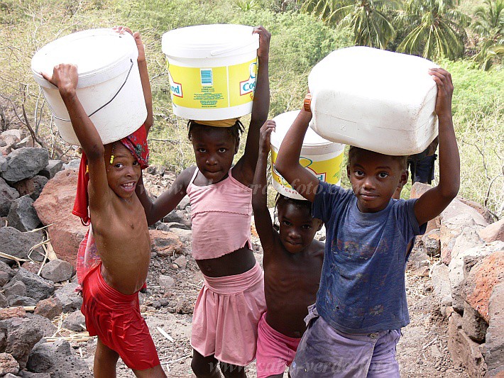 Santiago : Aguas Verdes Cidade Velha : children transporting water : People ChildrenCabo Verde Foto Gallery