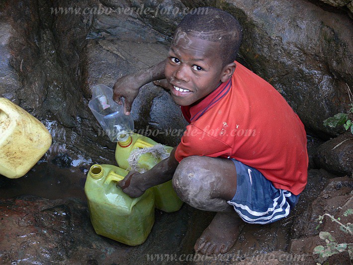 Santiago : Fonte Riba Rui Vaz : spring : People WorkCabo Verde Foto Gallery
