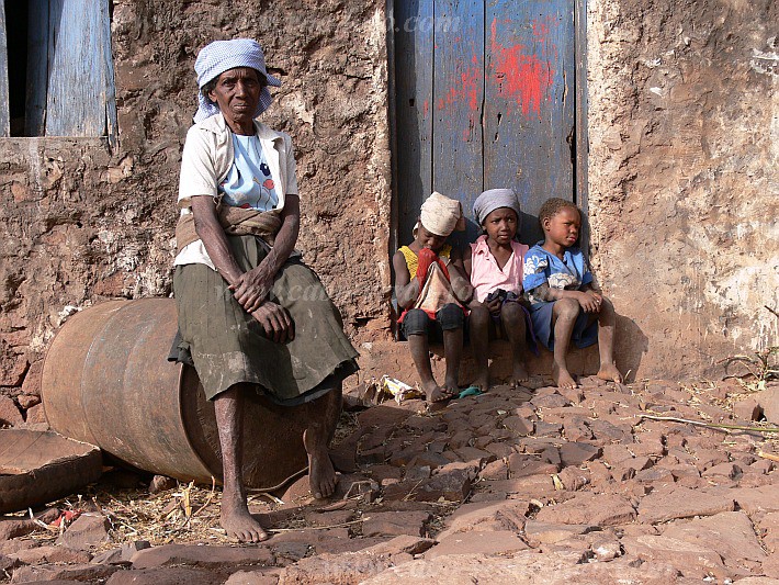 Santiago : Fundo di Monti : children and grandmother : People ElderlyCabo Verde Foto Gallery