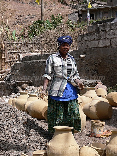 Insel: Santiago  Wanderweg:  Ort: Fonte Lima Motiv: Tpferei Motivgruppe: People Work © Pitt Reitmaier www.Cabo-Verde-Foto.com