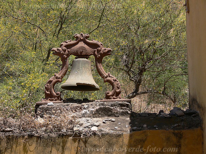 Insel: Santiago  Wanderweg:  Ort: Telhal Casa Jose Coelho Serra Motiv: Glocke Motivgruppe: Technology Architecture © Pitt Reitmaier www.Cabo-Verde-Foto.com