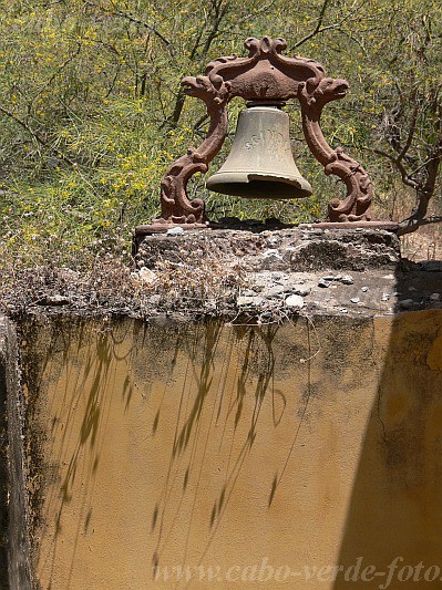 Insel: Santiago  Wanderweg:  Ort: Telhal Casa Jose Coelho Serra Motiv: Glocke Motivgruppe: Technology Architecture © Pitt Reitmaier www.Cabo-Verde-Foto.com