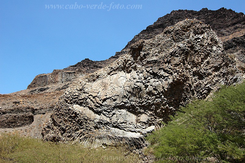Santiago : Aguas Belas : rocha : Landscape MountainCabo Verde Foto Gallery