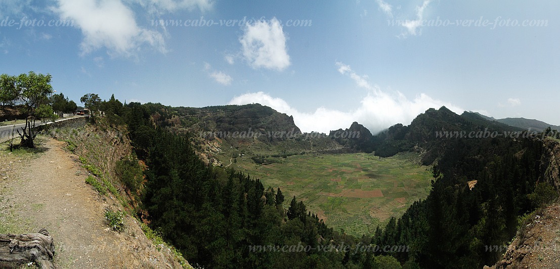 Santo Anto : Cova de Pal : crater : Landscape MountainCabo Verde Foto Gallery