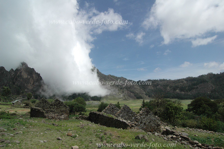 Santo Anto : Cova de Pal : hiking trail : Landscape MountainCabo Verde Foto Gallery