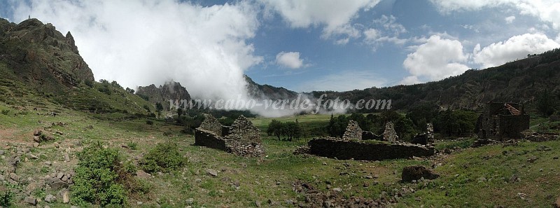 Santo Anto : Cova de Pal : hiking track in the crater : Landscape MountainCabo Verde Foto Gallery
