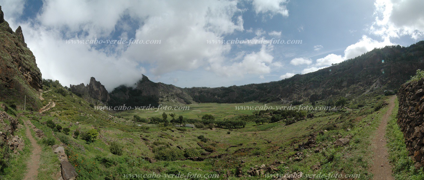 Santo Anto : Cova de Pal : hiking trail : Landscape MountainCabo Verde Foto Gallery