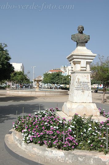 Santiago : Praia : Monument Caetano Alexandre d Almeida Albuquerque 1926 : LandscapeCabo Verde Foto Gallery