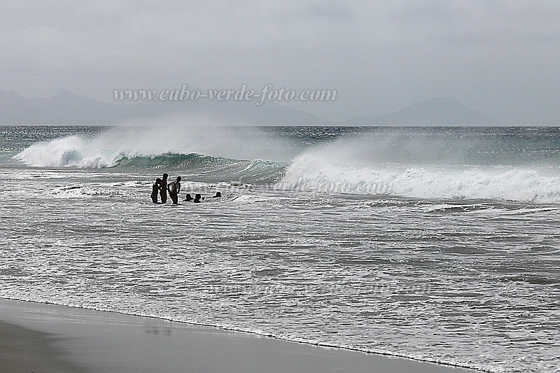 So Vicente : Palha Carga : youth at the beach : Landscape SeaCabo Verde Foto Gallery