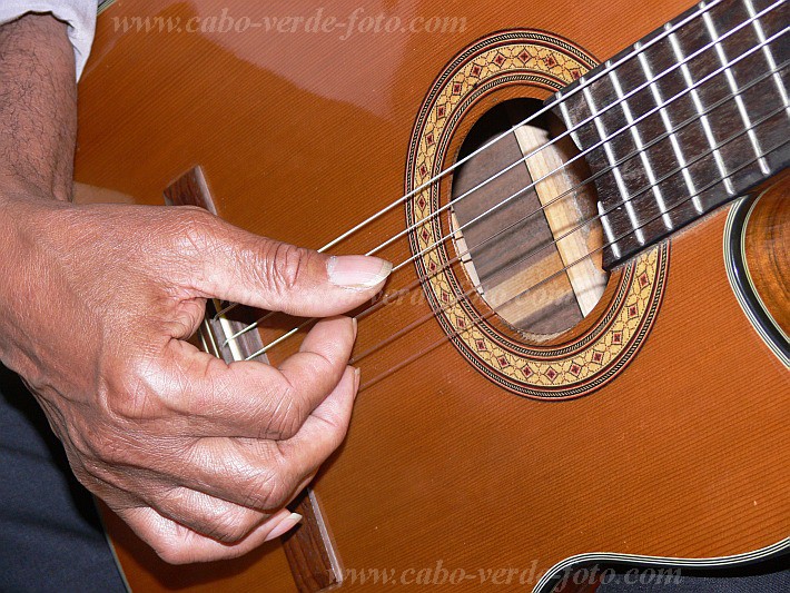 Sal : Espargos : guitar : People RecreationCabo Verde Foto Gallery