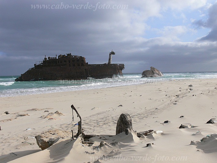 Boa Vista : Cabo Santa Maria : barco encalhado : Landscape SeaCabo Verde Foto Gallery