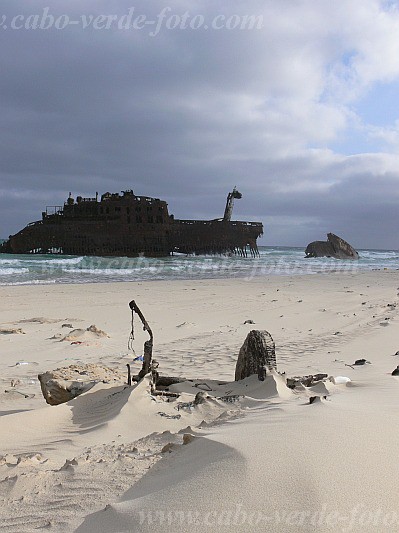 Boa Vista : Cabo Santa Maria : barco encalhado : Landscape SeaCabo Verde Foto Gallery
