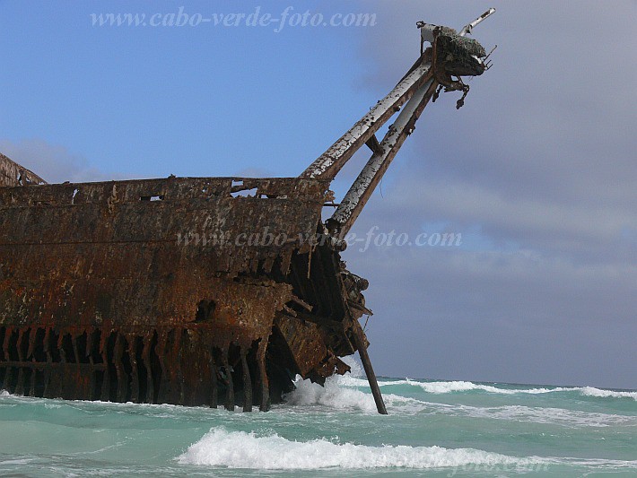 Boa Vista : Cabo Santa Maria : barco encalhado : Landscape SeaCabo Verde Foto Gallery