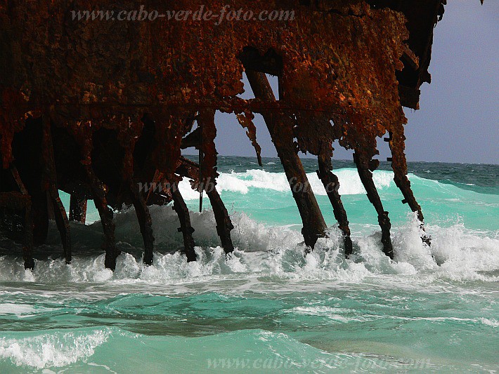 Boa Vista : Cabo Santa Maria : barco encalhado : Landscape SeaCabo Verde Foto Gallery