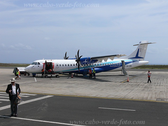 Insel: Santiago  Wanderweg:  Ort: Praia Motiv: Flugzeug Motivgruppe: Technology Transport © Pitt Reitmaier www.Cabo-Verde-Foto.com