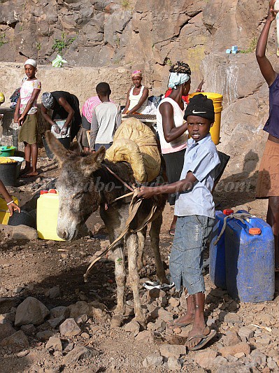 Santiago : Tabugal Saquinho : nascente : People WorkCabo Verde Foto Gallery