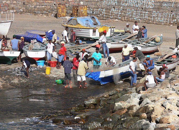 Brava : Furnas : harbour : People WorkCabo Verde Foto Gallery