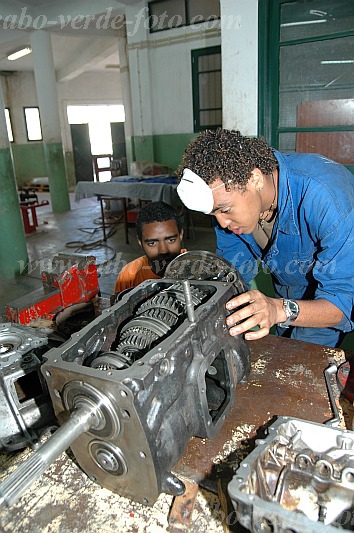Insel: So Vicente  Wanderweg:  Ort: Mindelo Escola Salesiana Motiv: Berufsbildung Motivgruppe: People Work © Pitt Reitmaier www.Cabo-Verde-Foto.com