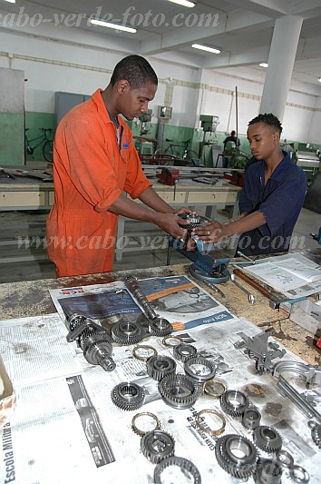 Insel: So Vicente  Wanderweg:  Ort: Mindelo Escola Salesiana Motiv: Berufsbildung Motivgruppe: People Work © Pitt Reitmaier www.Cabo-Verde-Foto.com