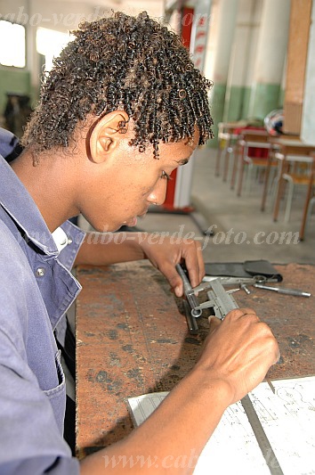 Insel: So Vicente  Wanderweg:  Ort: Mindelo Escola Salesiana Motiv: Berufsbildung Motivgruppe: People Work © Pitt Reitmaier www.Cabo-Verde-Foto.com