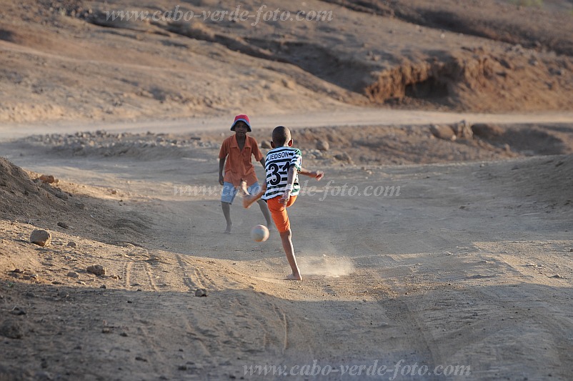 Insel: Santo Anto  Wanderweg:  Ort: Lagoa Motiv: Fussball Motivgruppe: People Children © Pitt Reitmaier www.Cabo-Verde-Foto.com
