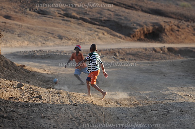 Insel: Santo Anto  Wanderweg:  Ort: Lagoa Motiv: Fussball Motivgruppe: People Children © Pitt Reitmaier www.Cabo-Verde-Foto.com