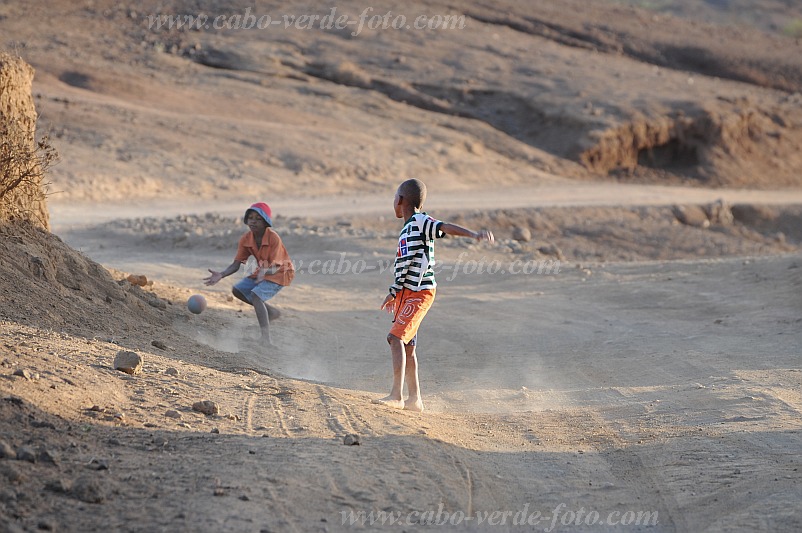Insel: Santo Anto  Wanderweg:  Ort: Lagoa Motiv: Fussball Motivgruppe: People Children © Pitt Reitmaier www.Cabo-Verde-Foto.com