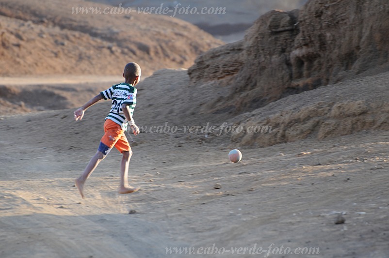 Insel: Santo Anto  Wanderweg:  Ort: Lagoa Motiv: Fussball Motivgruppe: People Children © Pitt Reitmaier www.Cabo-Verde-Foto.com