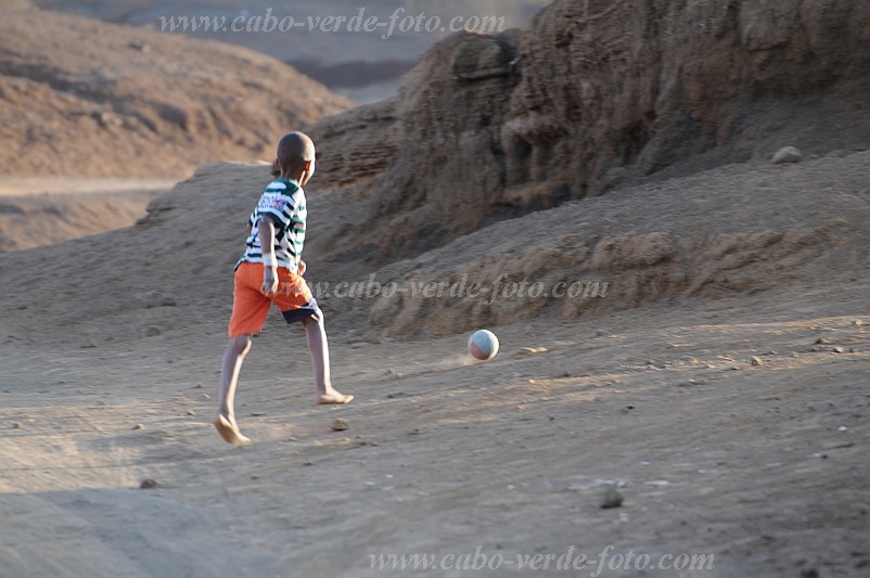 Insel: Santo Anto  Wanderweg:  Ort: Lagoa Motiv: Fussball Motivgruppe: People Children © Pitt Reitmaier www.Cabo-Verde-Foto.com