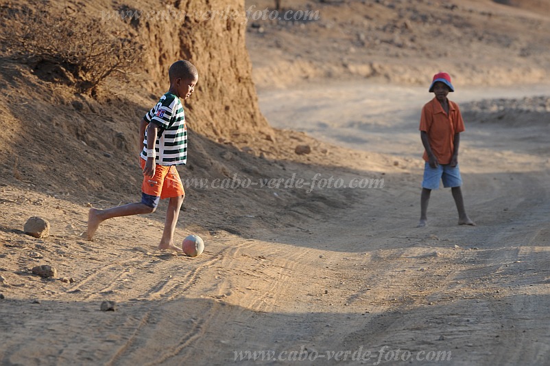Insel: Santo Anto  Wanderweg:  Ort: Lagoa Motiv: Fussball Motivgruppe: People Children © Pitt Reitmaier www.Cabo-Verde-Foto.com
