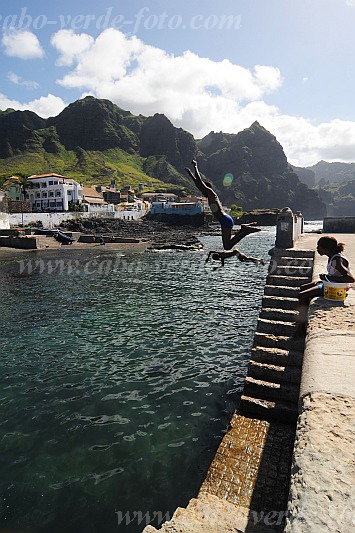 Santo Anto : Ponta do Sol : children jumping into the sea : People RecreationCabo Verde Foto Gallery