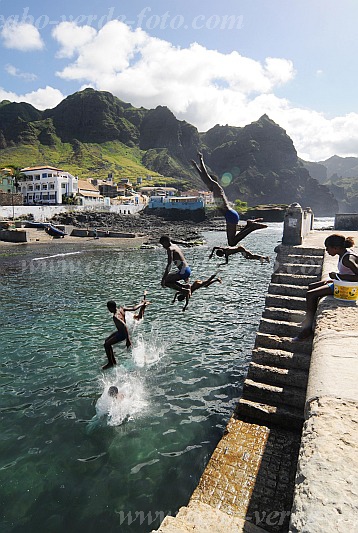 Santo Anto : Ponta do Sol : children jumping into the sea : People RecreationCabo Verde Foto Gallery